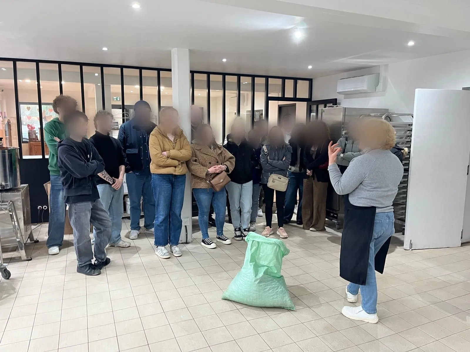 Visite guidée d'un groupe dans le laboratoire de la chocolaterie Campagne & Chocolat