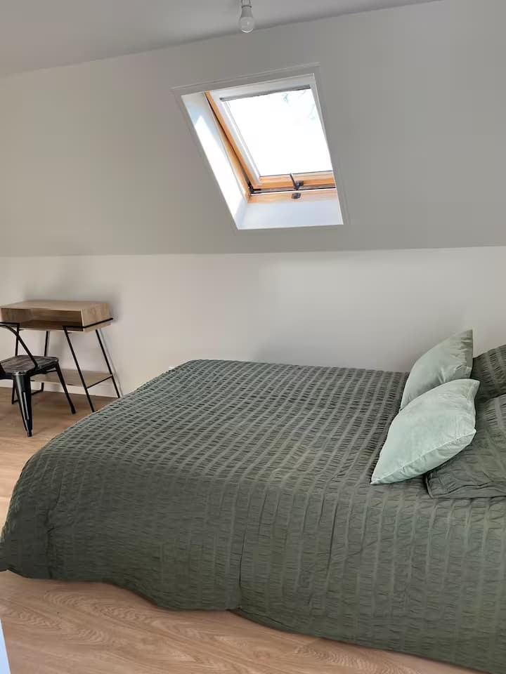 Chambre sous les toits avec lit double et velux, dans le logement au-dessus de la chocolaterie à Beutin