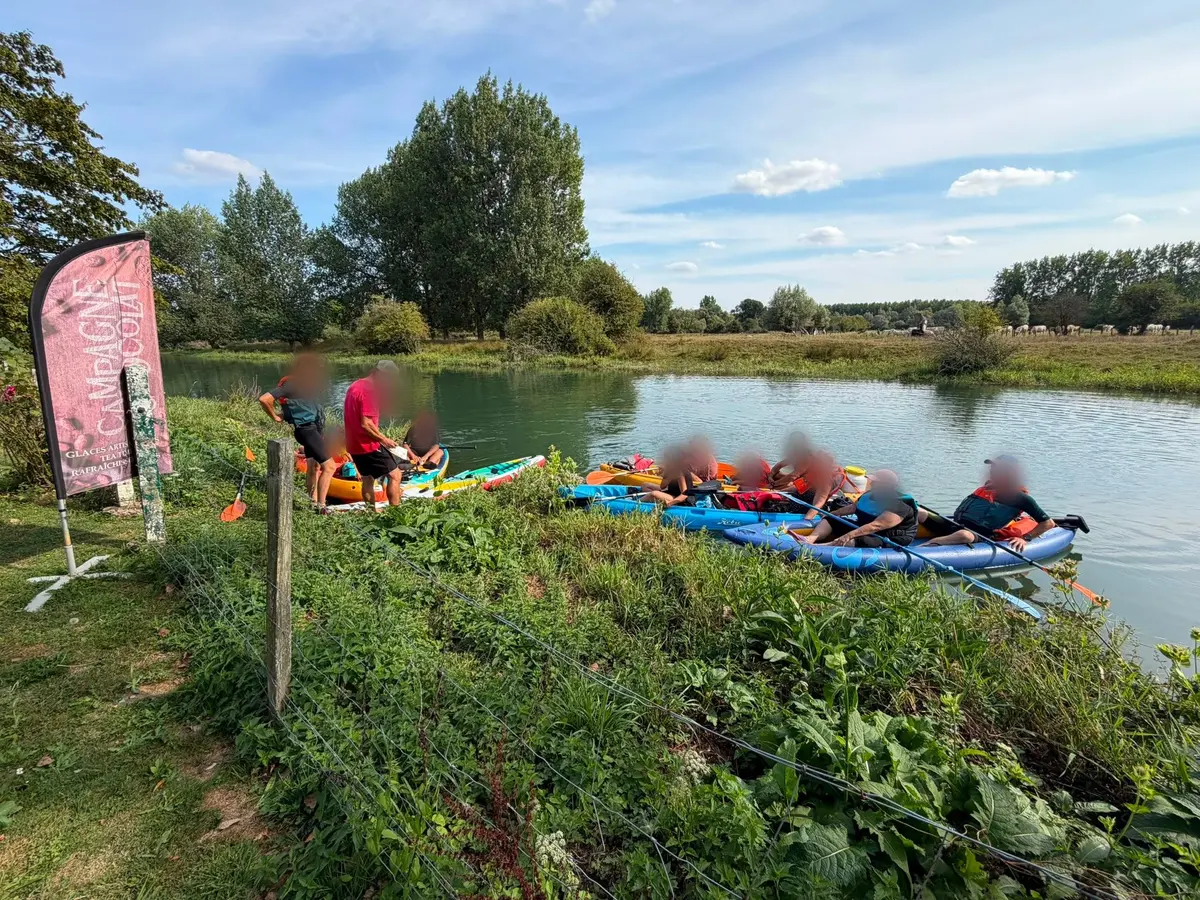 Des kayaks et des paddles font halte sur la Canche devant la chocolaterie Campagne & Chocolat